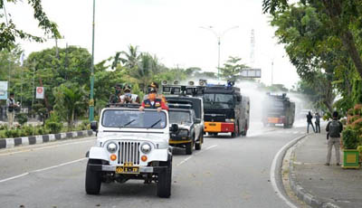 Putus Mata Rantai Penyebaran Covid-19, Gubri Pimpin Penyemprotan Disinfektan di Kampar